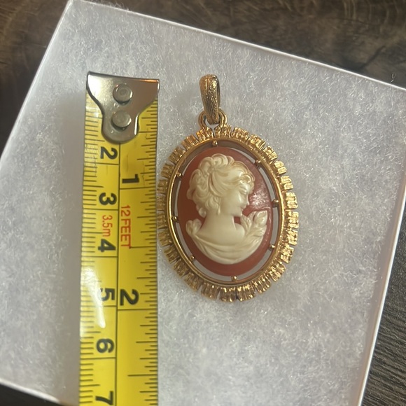 VINTAGE AVON Gold Cameo Pendant Necklace - Picture 5 of 5